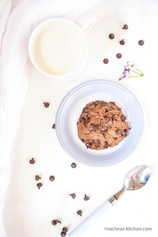 Chocolate chips cookie in a minute 